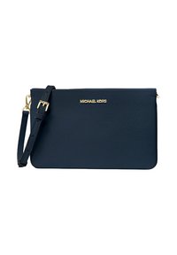 Clutch in pelle blu navy con una texture liscia, presenta un logo dorato "Michael Kors" e una tracolla removibile per versatilità.