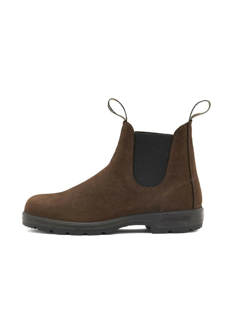 Stivale alla caviglia marrone in suede con pannelli elastici laterali, linguette per la presa e suola in gomma. Caratterizzato da una superficie liscia e una punta arrotondata.