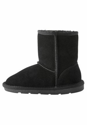 Botte d’hiver en suède noire mi-mollet avec semelle plate et coutures visibles, dotée d’une doublure intérieure douce et moelleuse.
