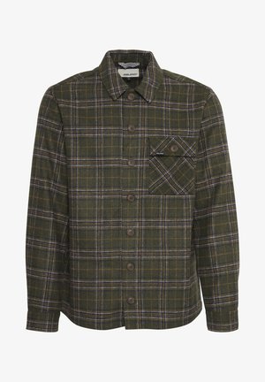 Roheline ruuduline flanellsärk, millel on pruunid nupud ja rinnaauk diagonaalse ruudustiku mustriga. Pehme tekstuur ja lõdva disain.