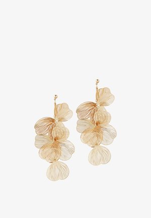 Oorbellen in goudkleur met hangende, gelaagde, delicate opengewerkte bloemblaadjes die op bloemen lijken, bevestigd aan kleine ronde stekers.