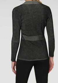 Černý textured pletený svetr s žebrovaným límcem a manžetami, s vypasovaným pasem a pruhy na límci.