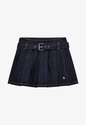 Jupe en denim bleu foncé avec un design plissé, ceinture à boucle argentée et coutures visibles. Présente un détail de logo sur l'ourlet avant.
