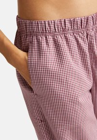 Katoenen gingham-gecheckte broek in bordeauxrood en wit, met een elastische tailleband en zijzakken. Soepele textuur, lichtgewicht stof.
