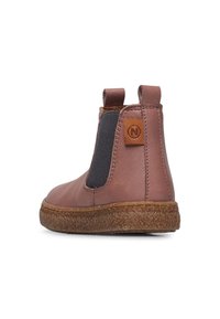 Braune Leder-Ankle-Boots mit elastischen Seitenpaneelen und einer strukturierten Gummisohle. Verfügt über eine Zugschlaufe und ein geprägtes Logo-Detail auf der Rückseite.