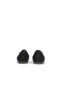 Schwarze Wildlederslipper mit runder Zehenform und elegantem Design. Das strukturierte Obermaterial steht im Kontrast zu der glatten schwarzen Sohle an der Unterseite.