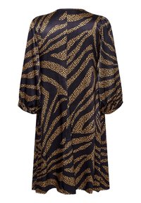 Svart klänning med gyllene djurmönster, med lös passform, trekvartsärmar och en slät, silkeslen textur.