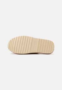 Tommy Hilfiger ELEVATED COMFORT HOME SLIPPER - Tøfler - cognac brown