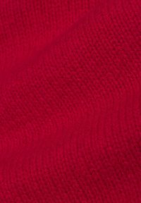 Roter Strickstoff mit einem strukturierten Muster, das enge Schlaufen und eine glatte Oberfläche aufweist, wobei die satte Farbe und das weiche Aussehen hervorgehoben werden.