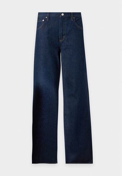 Σκούρο μπλε τζιν παντελόνι με φαρδιά μπάσκα, μπροστινές τσέπες, θηλιές για ζώνη και κουμπί στη μέση, απεικονισμένο σε ανοιχτό φόντο.