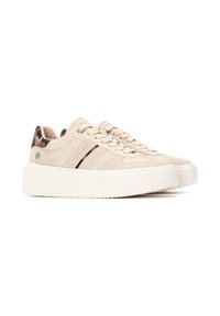 Zapatillas de ante beige con suela de goma blanca, que presentan rayas en blanco y negro, y un acento de estampado de leopardo en el talón.