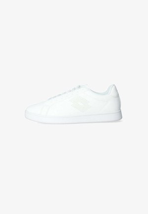 Sneaker bianchi con tomaia sintetica liscia, dettagli laterali perforati, lacci piatti e suola in gomma testurizzata.