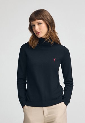 Schwarzer Rollkragenpullover aus weichem Strickmaterial, mit einem roten Logo-Akzent auf der linken Brust und schmalen langen Ärmeln.