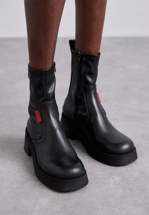 MIISTA OLIANA - Botines con plataforma - black
