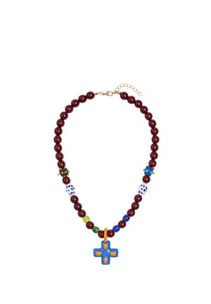 Naszyjnik z ciemnoczerwonymi okrągłymi koralikami, wielokolorowymi koralikami z wzorami oraz niebieskim krzyżem-zawieszką z pomarańczowymi akcentami, złotym zapięciem i przedłużką łańcuszka.