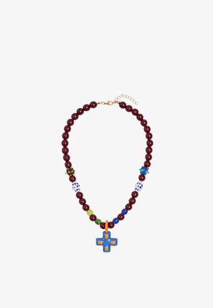 Naszyjnik z ciemnoczerwonymi okrągłymi koralikami, wielokolorowymi koralikami z wzorami oraz niebieskim krzyżem-zawieszką z pomarańczowymi akcentami, złotym zapięciem i przedłużką łańcuszka.