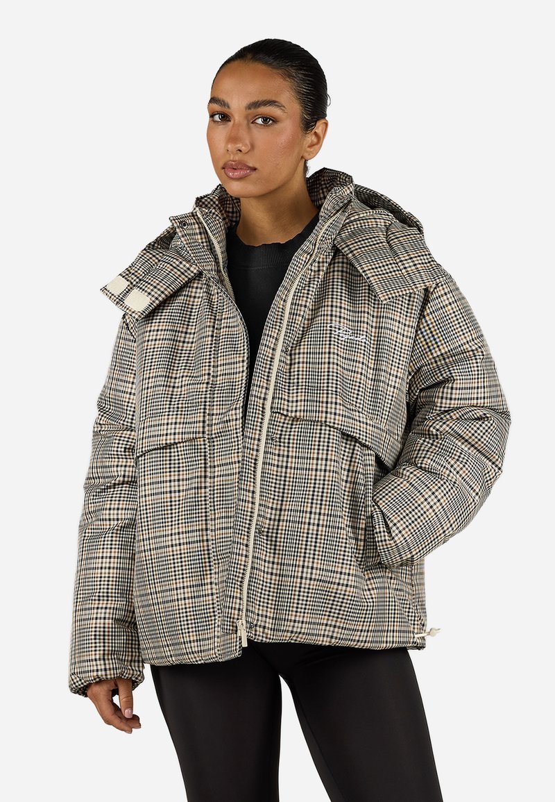 Giacca puffer trapuntata in un motivo a quadri beige e neri, dotata di un ampio cappuccio, chiusura con zip e due tasche anteriori. Tessuto testurizzato.