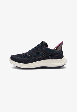 Marineblaue Wildleder-Sneaker mit Netzpaneelen, gewölbter weißer Mittelsohle und strukturierten Akzenten. Verfügen über blaue Schnürsenkel und eine lila gefütterte Ferse.