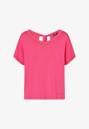 Svijetloružičasta bluza kratkih rukava s okruglim izrezom, malim ukrasnim perlicama uz ovratnik i otvorenim detaljem na leđima sa zatvaranjem na remen.
