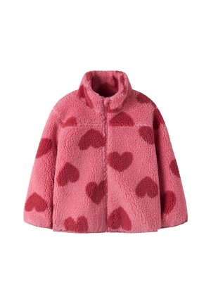 Veste en polaire rose avec des motifs de cœur rose foncé et une fermeture éclair devant, avec un col haut et des manches longues.