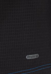 Tela negra con un patrón en cuadrícula y costuras de acento azules. Presenta la etiqueta ProW3B. Textura suave, diseño estructurado.