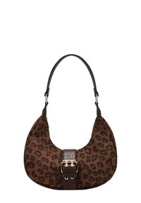 Bolso de mano con estampado de leopardo en marrón y una textura suave. Presenta una forma curvada, un asa de cuero oscuro y un accesorio de hebilla en tono dorado.