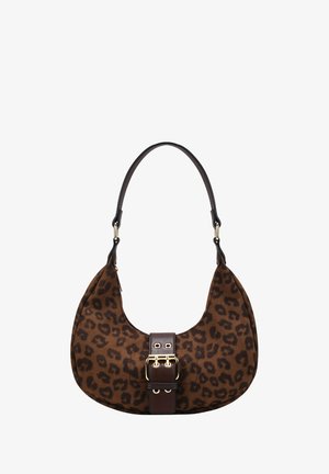 Bolso de mano con estampado de leopardo en marrón y una textura suave. Presenta una forma curvada, un asa de cuero oscuro y un accesorio de hebilla en tono dorado.