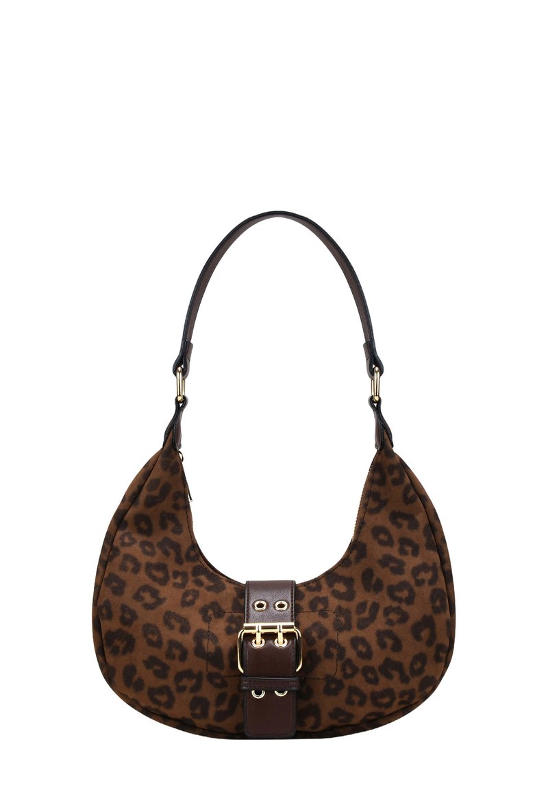 Bolso de mano con estampado de leopardo en marrón y una textura suave. Presenta una forma curvada, un asa de cuero oscuro y un accesorio de hebilla en tono dorado.