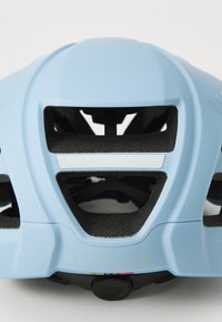 Casque de vélo bleu clair avec des ouvertures de ventilation et un molette noire réglable à l'arrière, affichant clairement le nom de la marque "KASK".