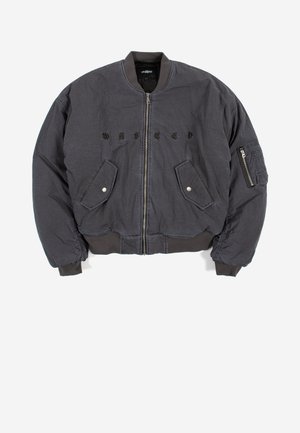 Σκούρο γκρι μπουφάν bomber με φερμουάρ μπροστά, τσέπες με κουμπιά ασφαλείας, τσέπη στο μανίκι με φερμουάρ, ριμπ τελειώματα στα μανίκια και στη μέση, καθώς και κεντημένο κείμενο στο στήθος.