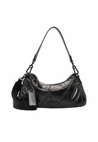 Zwarte gewatteerde schoudertas met een afneembare brede schouderriem, ritssluiting en een rechthoekig merklabel dat aan één zijde hangt.