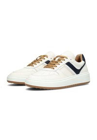 Witte leren sneakers met marineblauwe accenten, textuur oppervlakte en beige veters. Dikke rubberen zool met ribbels zorgt voor stabiliteit en grip.