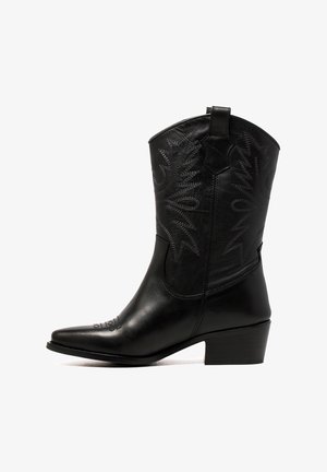 Bota de cowboy de cuero negro con punta afilada y tacón bajo apilado. Presenta patrones de costura tonales intrincados a lo largo del eje y la parte delantera.