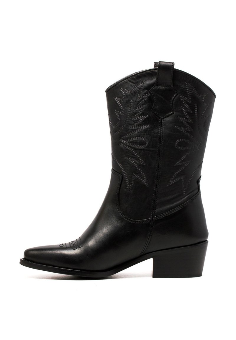 Bota de cowboy de cuero negro con punta afilada y tacón bajo apilado. Presenta patrones de costura tonales intrincados a lo largo del eje y la parte delantera.