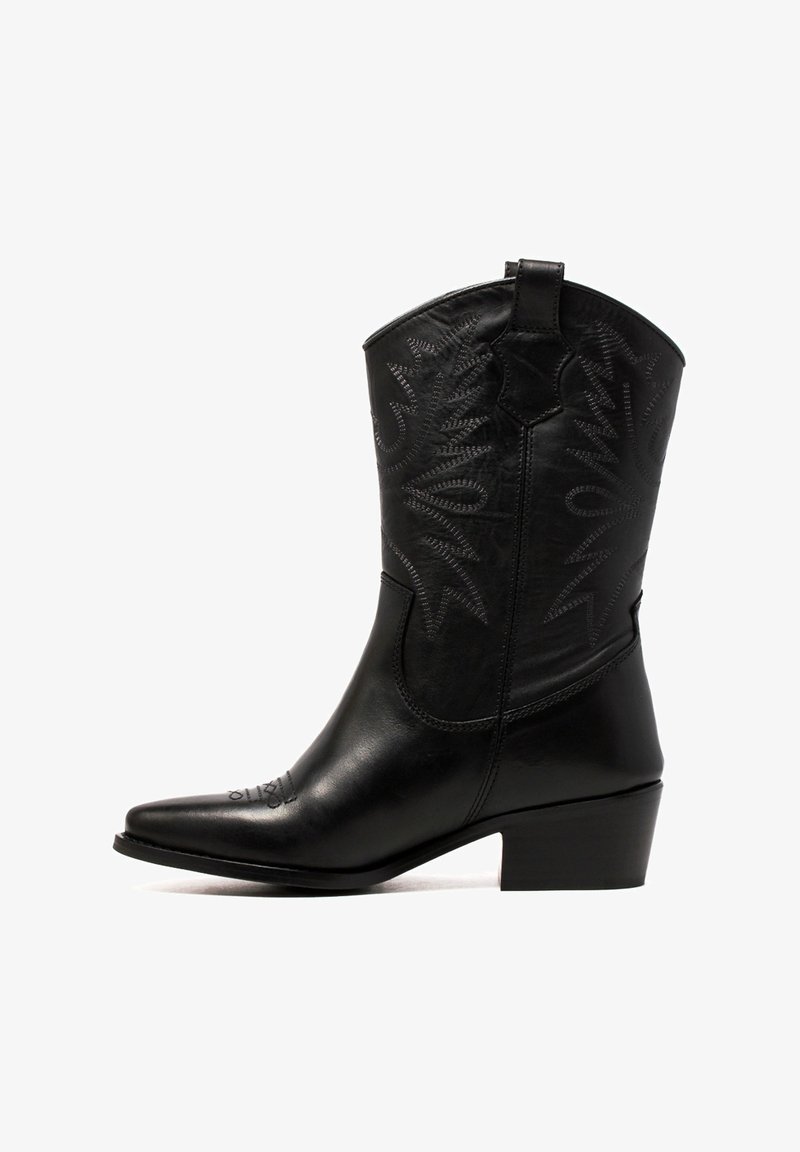 Bota de cowboy de cuero negro con punta afilada y tacón bajo apilado. Presenta patrones de costura tonales intrincados a lo largo del eje y la parte delantera.