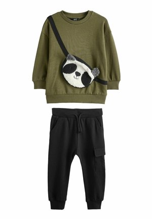Olivgrüner Pullover mit einem panda-inspirierten Plüschtasche und schwarzen Jogginghosen mit Taschen. Das Set hat eine lockere Passform und besteht aus weichem Material.