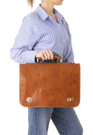Attaché en cuir marron avec une texture lisse, des accents en métal, et une forme structurée. Dispose d'une poignée supérieure pour le transport.