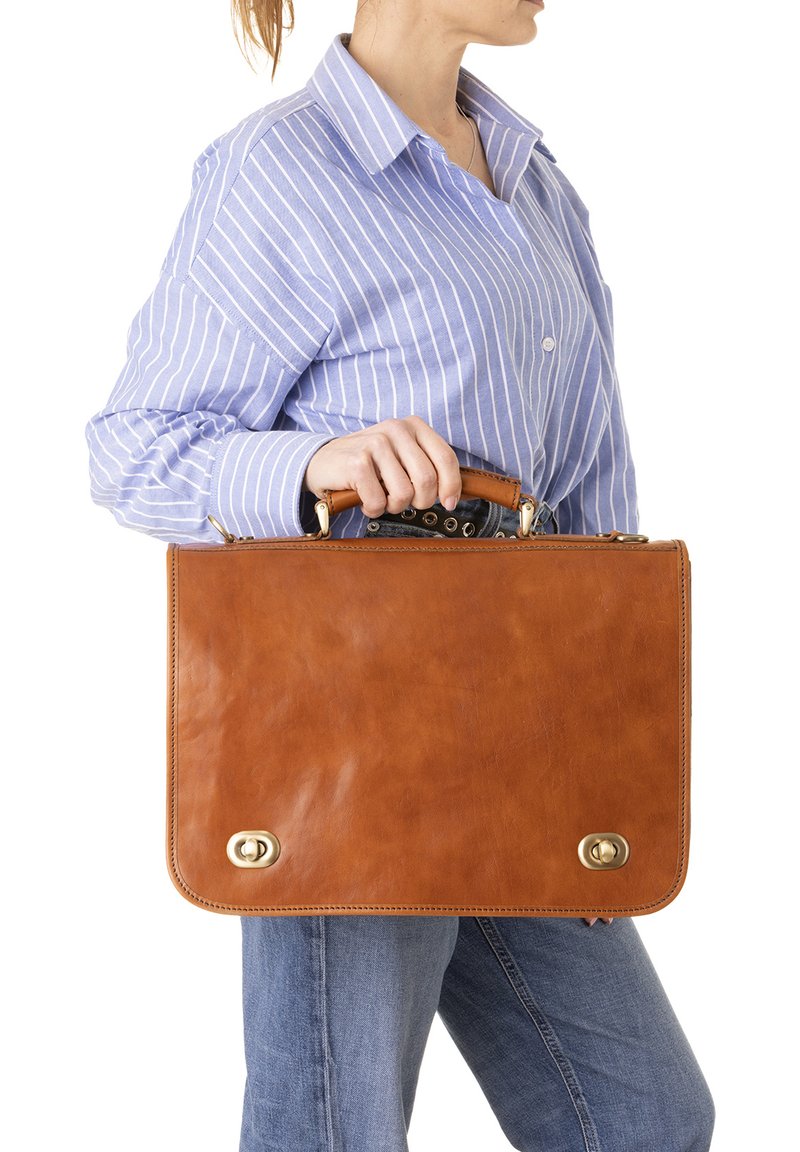 Bruine leren aktetas met een gladde textuur, metalen hardwareaccenten en een gestructureerde vorm. Beschikt over een handvat aan de bovenkant voor het dragen.