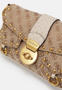 Guess SARDINIA VINTAGE BAG - Torba čez telo - latte