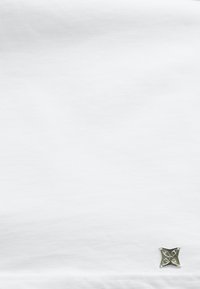 PEQUS CHEST LOGO UNISEX - Navadna majica - white sand