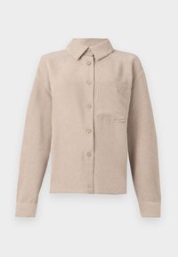 Giacca camicia in corduroy beige con colletto, chiusura a cinque bottoni e una singola tasca sul petto. Texture morbida con righe verticali.