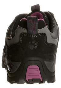 Svart och grå vandringsko med mocka- och meshmaterial, med en lila detalj på hälen och ett klövmönster som logotyp.