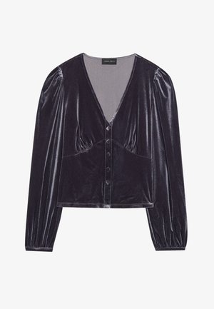 Blusa de terciopelo púrpura oscuro de manga larga con escote en V, cierre de botones, detalles fruncidos en el pecho y los puños, y una silueta ajustada.