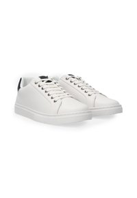 Białe sneakersy z teksturowanym materiałem wierzchnim, płaskim zapięciem na sznurówki i czarnym akcentem na pięcie. Posiadają żłobioną gumową podeszwę.