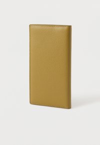 Portofel galben din piele cu textură fină, formă dreptunghiulară și margini cusute. Prezintă un design minimalist, stând vertical pe un fundal alb.