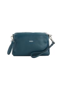 Türkise Leder-Clutch mit strukturierter Oberfläche, oberem Reißverschluss und abnehmbarem Handgelenkband. Mit kleinem silbernen Logo auf der Vorderseite. Kompakte rechteckige Form.