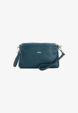 Türkise Leder-Clutch mit strukturierter Oberfläche, oberem Reißverschluss und abnehmbarem Handgelenkband. Mit kleinem silbernen Logo auf der Vorderseite. Kompakte rechteckige Form.