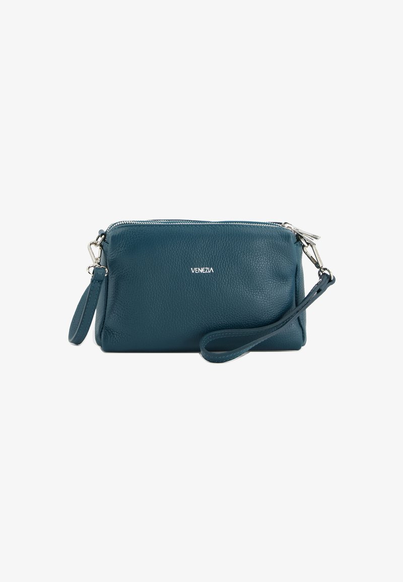 Teal læder clutch med tekstureret overflade, top lynlås og aftagelig håndledsrem. Udstyret med lille sølvlogo foran. Kompakt rektangulær form.