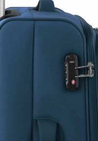 Maleta azul con superficie texturizada, que cuenta con un candado TSA negro, un zipper resistente y un asa superior para un transporte fácil.