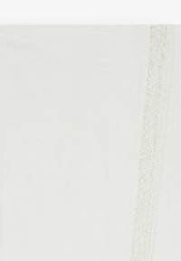 Tissu blanc au toucher lisse avec une bordure en dentelle verticale sur un côté, ajoutant une touche délicate au design.